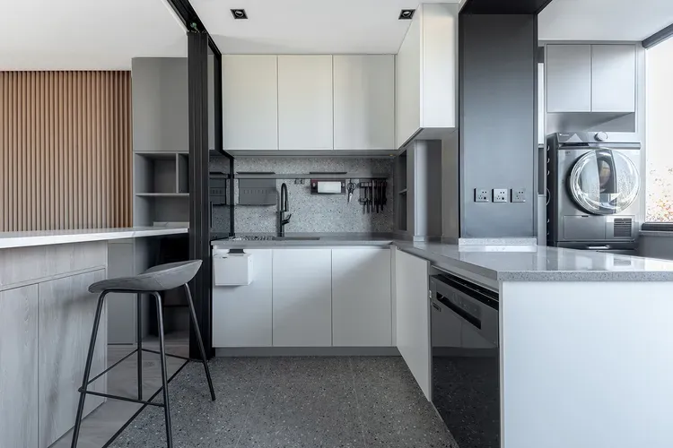 Phòng bếp - Căn hộ chỉ thiết kế màu xám - đen mà sang trọng tinh tế bất ngờ  | Space T