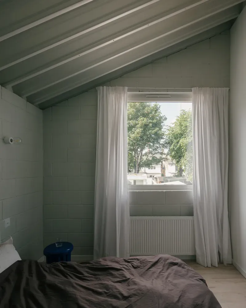 Phòng ngủ - Ngôi nhà màu trắng với cửa kính thông suốt ẩn nấp trong khu vườn hoa dại  | Space T