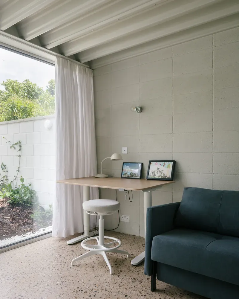 Phòng làm việc - Ngôi nhà màu trắng với cửa kính thông suốt ẩn nấp trong khu vườn hoa dại  | Space T