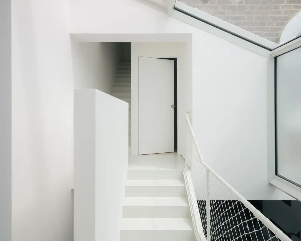 Cầu thang - Ngôi nhà màu trắng với cửa kính thông suốt ẩn nấp trong khu vườn hoa dại  | Space T