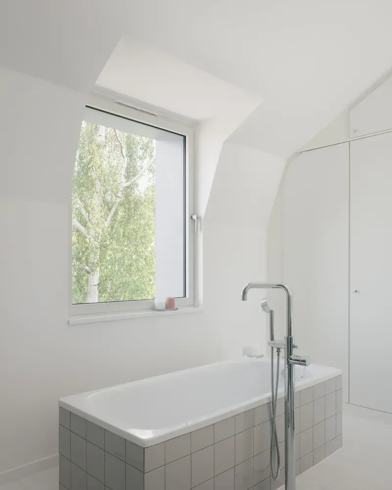 Phòng tắm - Ngôi nhà màu trắng với cửa kính thông suốt ẩn nấp trong khu vườn hoa dại  | Space T