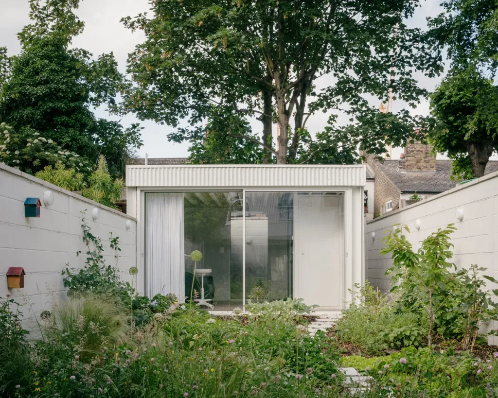 Ngôi nhà màu trắng với cửa kính thông suốt ẩn nấp trong khu vườn hoa dại | Space T