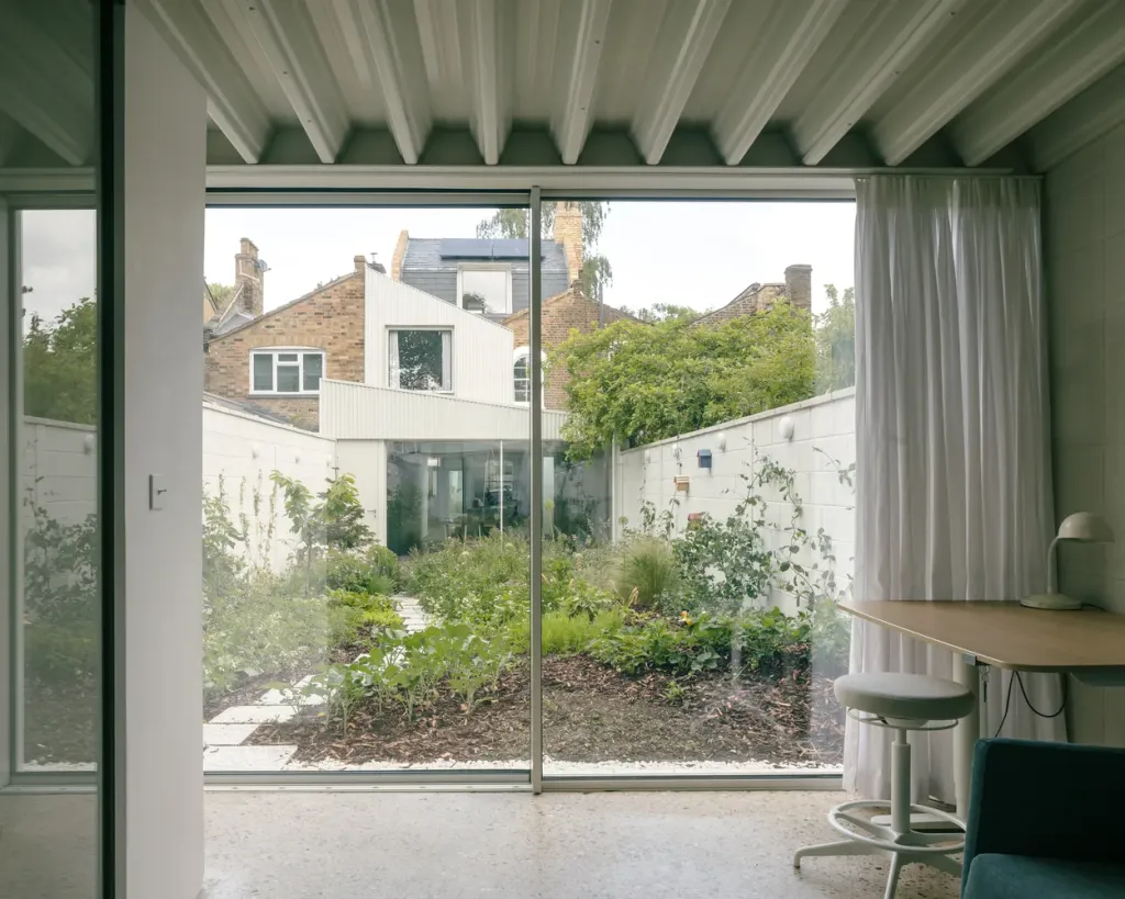 Ngôi nhà màu trắng với cửa kính thông suốt ẩn nấp trong khu vườn hoa dại | Space T