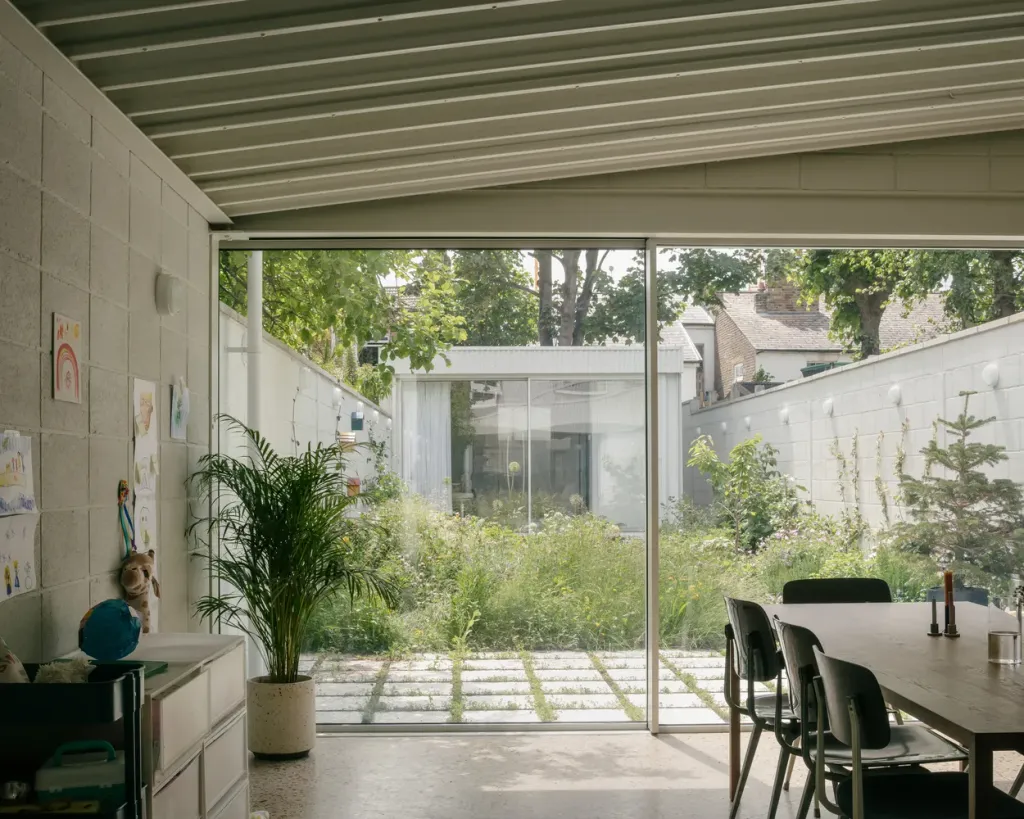 Phòng ăn - Ngôi nhà màu trắng với cửa kính thông suốt ẩn nấp trong khu vườn hoa dại  | Space T