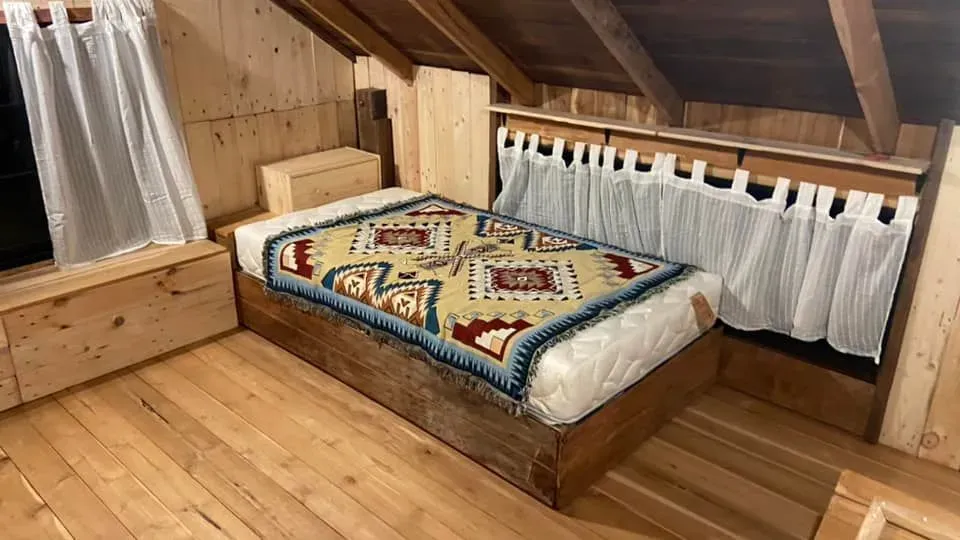 Phòng ngủ - Chàng trai Thái Lan tự học làm nhà gỗ cabin đẹp thơ mộng như phim  | Space T