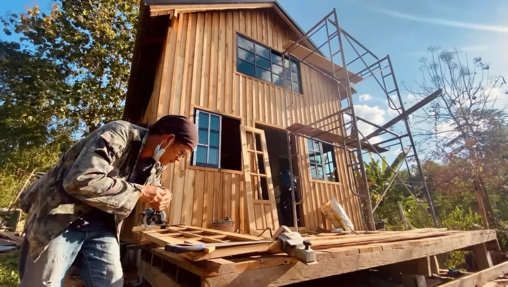 Chàng trai Thái Lan tự học làm nhà gỗ cabin đẹp thơ mộng như phim | Space T