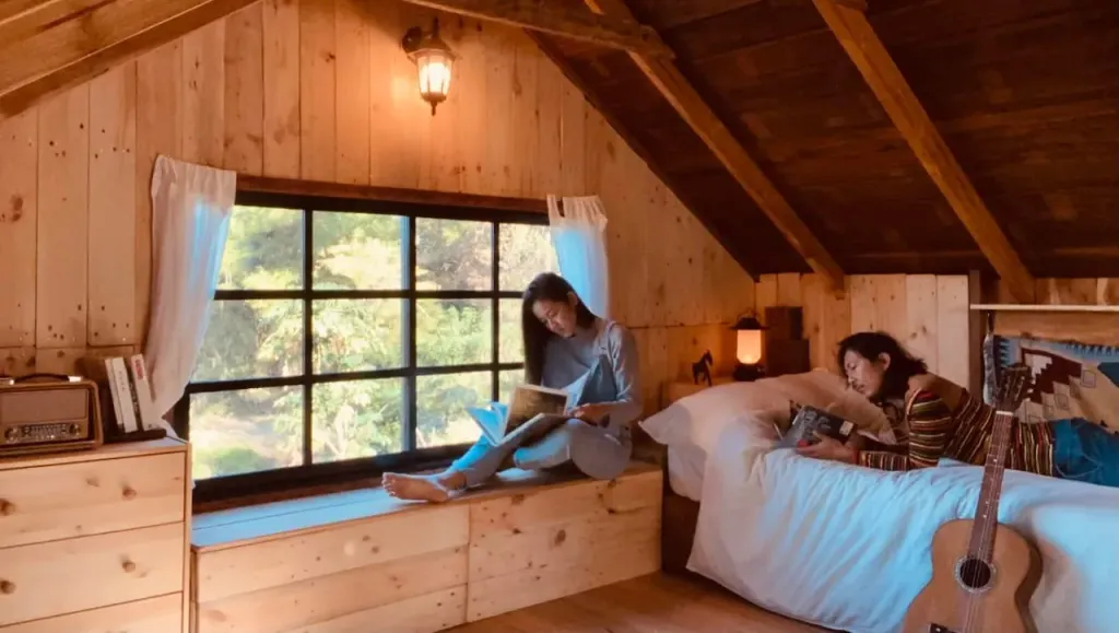 Phòng ngủ - Chàng trai Thái Lan tự học làm nhà gỗ cabin đẹp thơ mộng như phim  | Space T