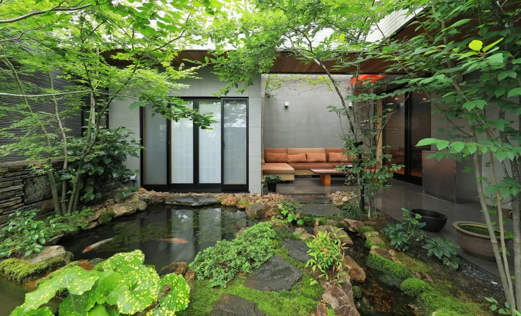 Sân vườn - Thiết kế ngôi nhà ôm lấy thiên nhiên với 3 sân trong để điều hòa không khí  | Space T
