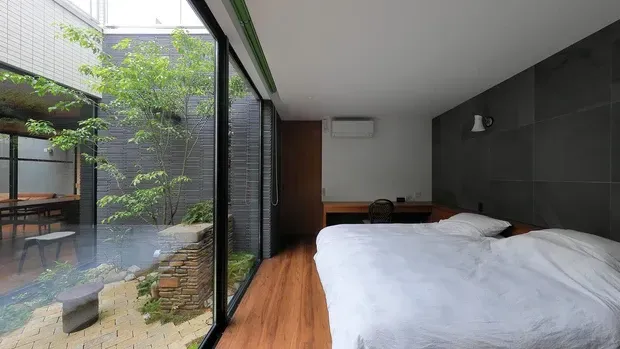 Phòng ngủ - Thiết kế ngôi nhà ôm lấy thiên nhiên với 3 sân trong để điều hòa không khí  | Space T