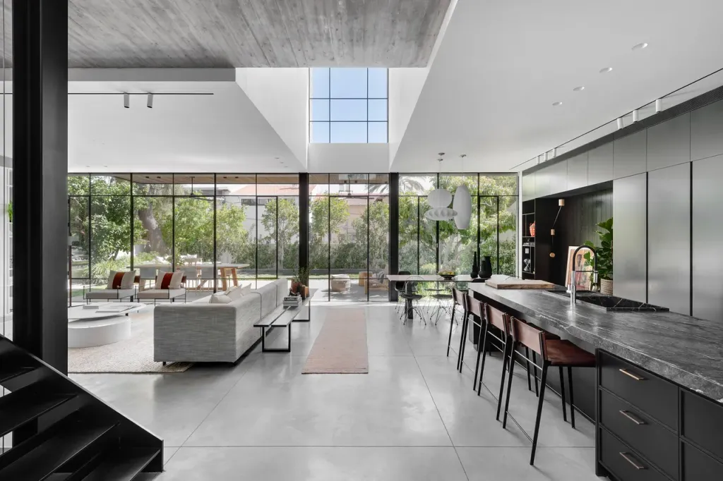 Phòng khách, Phòng bếp - Ngôi nhà 3 tầng với khu vườn bạch đàn hơn 50 tuổi đáng ngưỡng mộ  | Space T