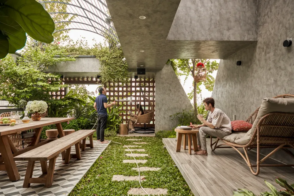 Sân vườn - Nhà YOGA với thiết kế 25.000 viên gạch để cung cấp đủ lượng “thở” cho gia đình 
  | Space T
