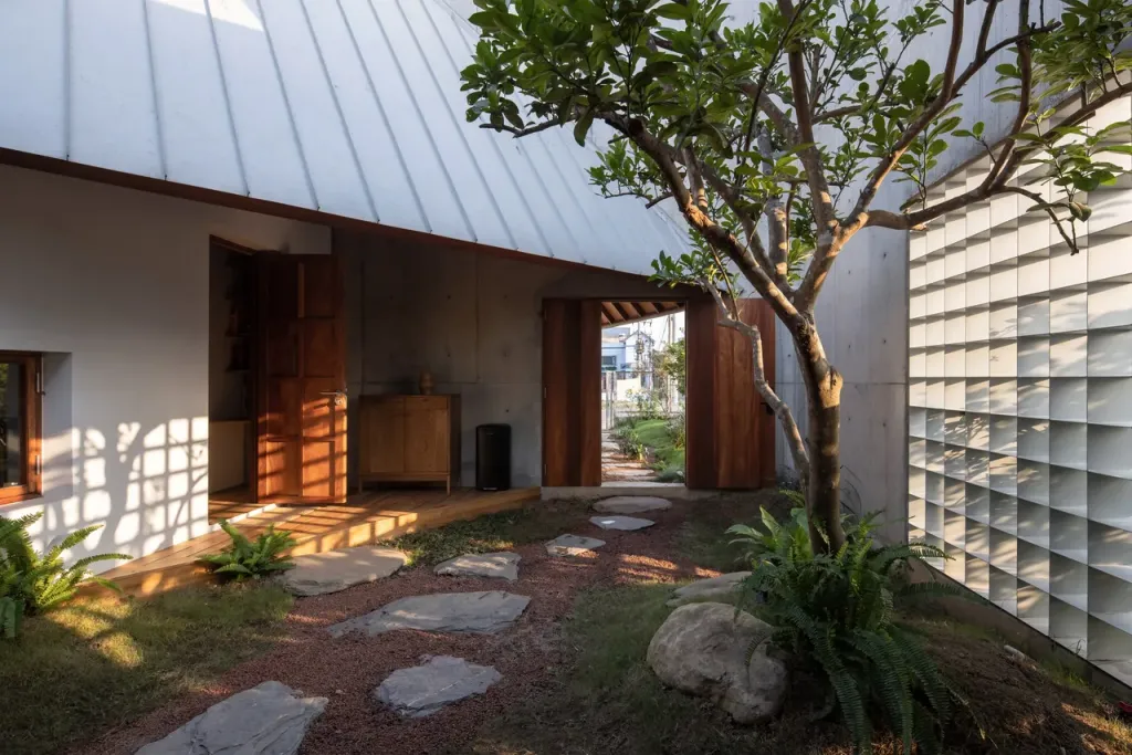 Sân vườn - Nhà Hiên - Ngôi nhà ở Thái Nguyên có kiến trúc hàng hiên độc đáo   | Space T