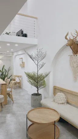 Phòng khách - Tự tay cải tạo nhà phố cũ nát với phong cách Bắc Âu kết hợp Bohemian  