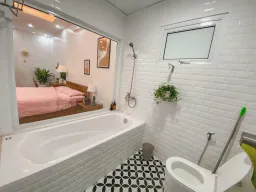 Phòng tắm - Ngôi nhà của một tín đồ mê du lịch 