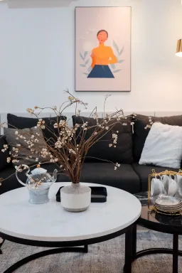 Phòng khách - Căn hộ phong cách Modern và Minimalist với tông trắng - đen, tranh canvas và hoa khô 