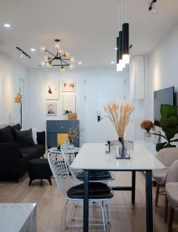 Phòng khách - Căn hộ phong cách Modern và Minimalist với tông trắng - đen, tranh canvas và hoa khô 