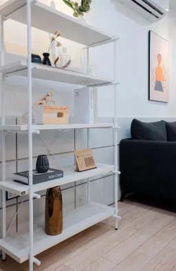 Phòng khách - Căn hộ phong cách Modern và Minimalist với tông trắng - đen, tranh canvas và hoa khô 