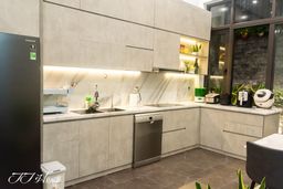 Phòng bếp - Nhà phố diện tích nhỏ được mở rộng không gian với phong cách Modern  