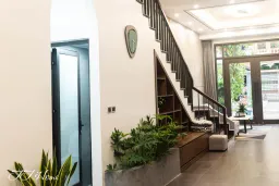 Phòng khách, Lối vào - Nhà phố diện tích nhỏ được mở rộng không gian với phong cách Modern  