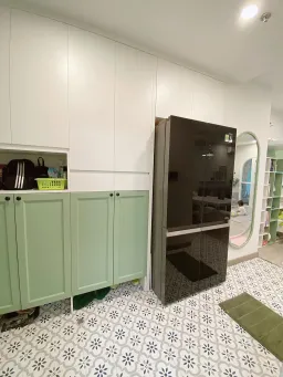 Phòng bếp, Lối vào - Căn hộ 53m2 với ý tưởng cửa vòm thông phòng ngủ - phòng khách đáng tham khảo 