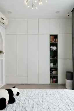 Phòng ngủ - Căn hộ 53m2 với ý tưởng cửa vòm thông phòng ngủ - phòng khách đáng tham khảo 