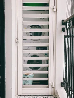 Lô gia, Phòng giặt - Căn hộ 53m2 với ý tưởng cửa vòm thông phòng ngủ - phòng khách đáng tham khảo 