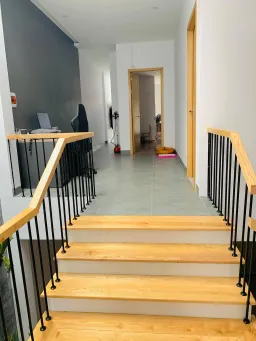 Phòng làm việc, Cầu thang - Nhà thoáng đãng, tươi mát nhờ trang trí nội thất với gỗ và cây xanh 