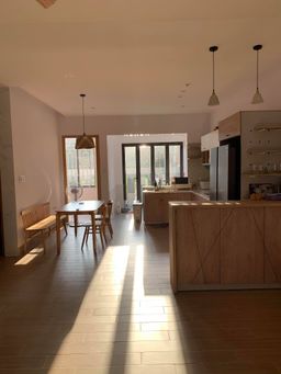 Phòng bếp - Nhà thoáng đãng, tươi mát nhờ trang trí nội thất với gỗ và cây xanh 