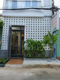 Nhà phố gam màu đất xây mái bằng hiện đại cho người mệnh Thổ