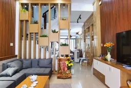 Phòng khách - Nhà phố gam màu đất xây mái bằng hiện đại cho người mệnh Thổ 