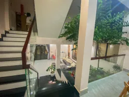 Lối vào, Cầu thang - Ngôi nhà như giữa rừng nhiệt đới dành cho tín đồ yêu thiên nhiên 