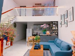 Phòng khách - Làm nhà phố màu xanh biển với tầng lửng đủ công năng tiết kiệm chi phi 