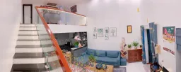 Phòng khách, Cầu thang - Làm nhà phố màu xanh biển với tầng lửng đủ công năng tiết kiệm chi phi 