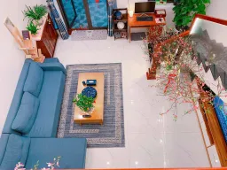 Phòng khách - Làm nhà phố màu xanh biển với tầng lửng đủ công năng tiết kiệm chi phi 