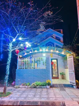 Làm nhà phố màu xanh biển với tầng lửng đủ công năng tiết kiệm chi phi