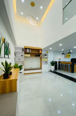 Lối vào, Góc thư giãn - Cải tạo nhà 44m2 từ 2 tầng: sửa 1 tầng thành tầng lửng, giải phóng không gian 