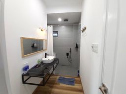 Phòng tắm, Phòng làm việc - Nhà phố có 5 sân, thiết kế nội thất tối giản gần gũi thiên nhiên 