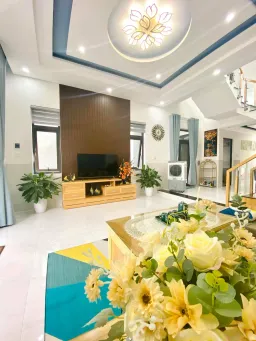 Phòng khách - Ấm áp nhà phố tông màu vàng - xanh biển, trang trí nội thất gỗ 