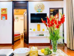 Phòng khách - Nhà phố cổ Hội An kiến trúc cổ điển nổi bật với trần lát gỗ 