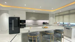 Phòng bếp, Phòng ăn - Nhà phố thiết kế nội thất cao cấp sang trọng như khách sạn 5 sao 