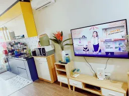 Phòng khách - Chung cư nhỏ dùng điểm nhấn màu sắc giúp nhà trông rộng hơn 