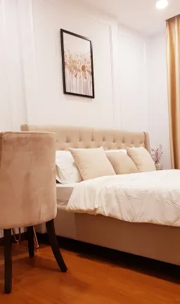 Phòng ngủ - Căn hộ phong cách tân cổ điển, nội thất cao cấp với tông màu trắng trang nhã  