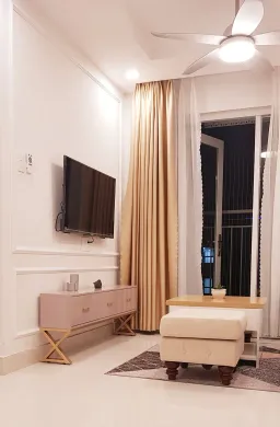 Phòng khách - Căn hộ phong cách tân cổ điển, nội thất cao cấp với tông màu trắng trang nhã  