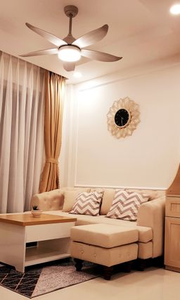 Phòng khách - Căn hộ phong cách tân cổ điển, nội thất cao cấp với tông màu trắng trang nhã  