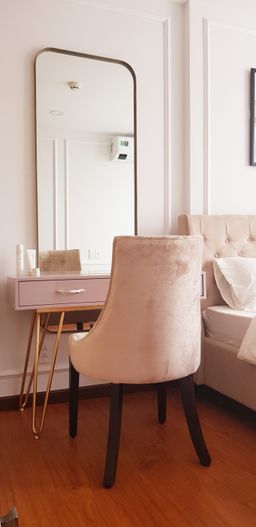 Phòng ngủ - Căn hộ phong cách tân cổ điển, nội thất cao cấp với tông màu trắng trang nhã  