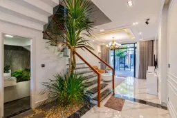 Phòng khách, Cầu thang - Ngưỡng mộ tổ ấm 97m2 đẹp lộng lẫy thành quả năm 27 tuổi của gia chủ 