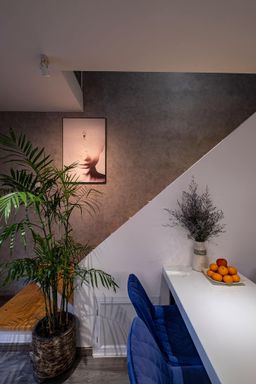 Phòng ăn, Cầu thang - Nhà phố nhỏ xinh được cải tạo đẹp lung linh với đèn spotlight 