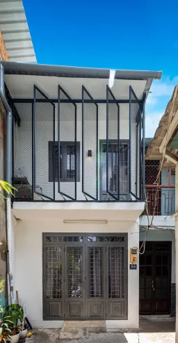 Mặt tiền - Nhà phố nhỏ xinh được cải tạo đẹp lung linh với đèn spotlight 