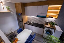 Phòng bếp - Nhà phố nhỏ xinh được cải tạo đẹp lung linh với đèn spotlight 