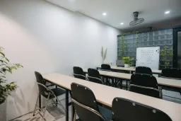 Phòng làm việc - Cô giáo tiếng Nhật cải tạo nhà tập thể cũ an yên và thoáng mát 